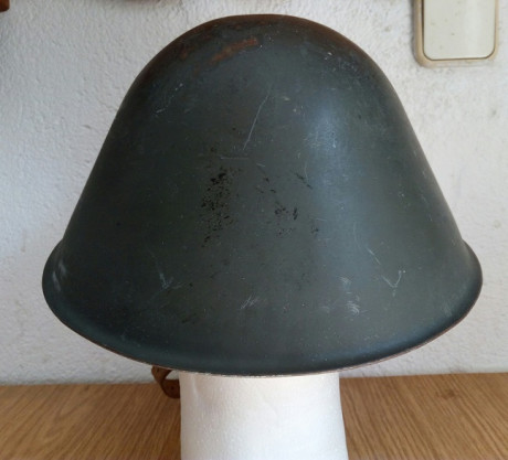En venta este casco de la R.D.A  (República Democrática Alemana) versión sin remaches exteriores visibles.
https://www.cascoscoleccion.com/alemania/al66c.html
El 12
