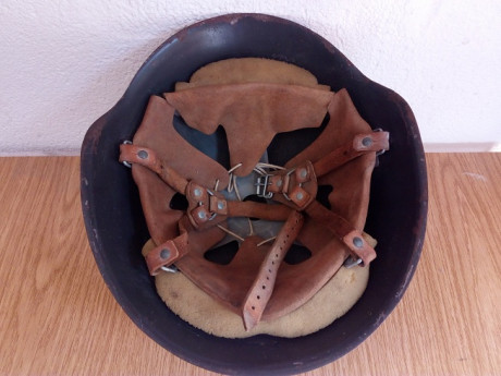 En venta este casco de la R.D.A  (República Democrática Alemana) versión sin remaches exteriores visibles.
https://www.cascoscoleccion.com/alemania/al66c.html
El 10