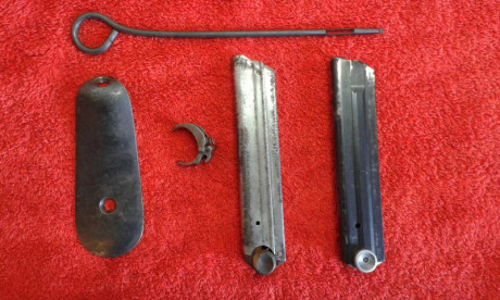 Hola a todos, se venden dos cargadores de luger mas un gatillo tambien de luger mas una cantonera de culata 02