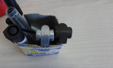 Hola a todos, se venden dos cargadores de luger mas un gatillo tambien de luger mas una cantonera de culata 00