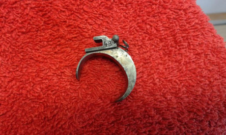 Hola a todos, se venden dos cargadores de luger mas un gatillo tambien de luger mas una cantonera de culata 20