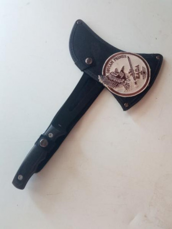 REBAJADA Vendo hacha de campamento marca UZI, muy ligera y bien cuidada, con funda para llevar en el cinturón, 00