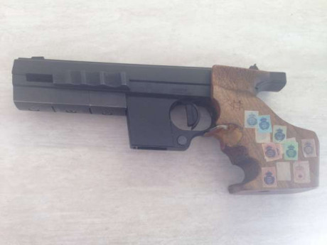  Pistola muy cuidada. 

Cacha con algo de masilla que puede carros calibres  32  /  22 .

Cuatro cargadores. 00