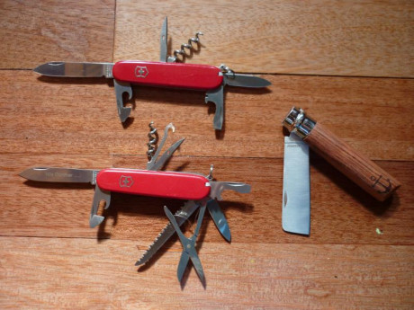 Vendo estas dos navajas multiusos de la casa suiza, una Huntsman y una Spartan.
Estan casi sin uso, las 02
