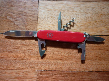 Vendo estas dos navajas multiusos de la casa suiza, una Huntsman y una Spartan.
Estan casi sin uso, las 01