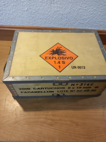 Vendo caja de madera de 9 Parabellum (Santa Bárbara,  cartuchos) con refuerzos metálicos.

Evidentemente 02