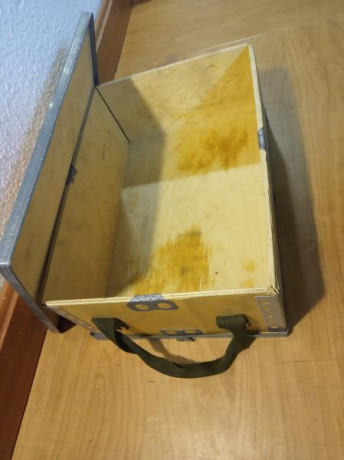 Vendo caja de madera de 9 Parabellum (Santa Bárbara,  cartuchos) con refuerzos metálicos.

Evidentemente 01