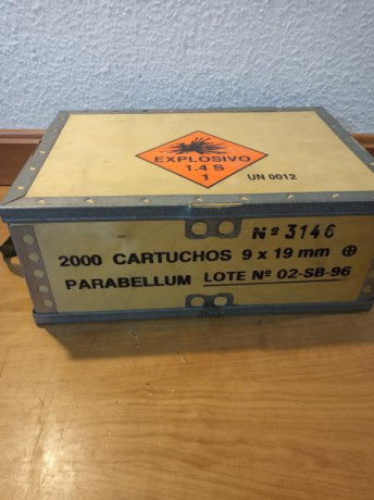 Vendo caja de madera de 9 Parabellum (Santa Bárbara,  cartuchos) con refuerzos metálicos.

Evidentemente 00