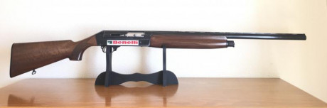 Vendo escopeta segunda mano  BENELLI. 
Semiautomática.
 Modelo BCB 121. 
Calibre 12/70.
3 estrellas
Largo 02