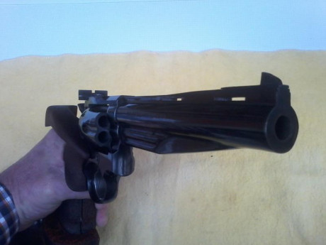 Se vende revolver llama calibre 38 modelo olimpic
con tres juegos de cachas
esta en Collado Villalba Madrid
precio 02