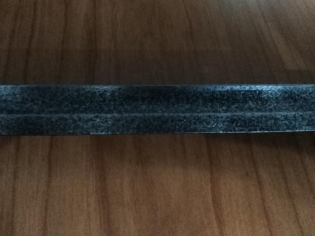 recientemente adquiri un cuchillo de trinchera aleman de 1ww,
tiene algunas manchas de oxido y otras de 71