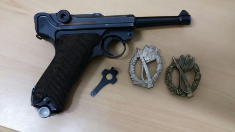 Hola a todos:
Vendo una Mauser Luger código 42 del año 1939 en libro de coleccionista, EN ESTADO DE TIRO. 11