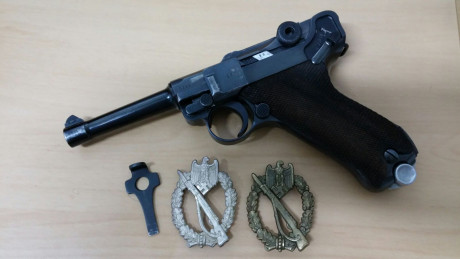 Hola a todos:
Vendo una Mauser Luger código 42 del año 1939 en libro de coleccionista, EN ESTADO DE TIRO. 10