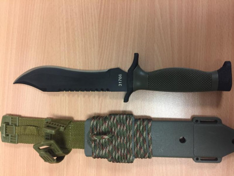 Se vende cuchillo de combate utilizado por el GOE reglamentario Ejército de Tierra de Albainox. Funda 11