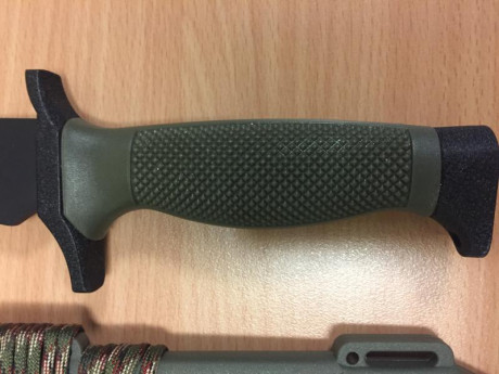Se vende cuchillo de combate utilizado por el GOE reglamentario Ejército de Tierra de Albainox. Funda 10