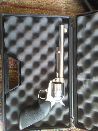 Se vende revolver cal 45 lc marca uberti - stoeger en inoxidable, nuevo , esta en libro de coleccion.
Tiene 01