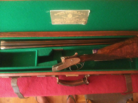 Vendo escopeta Eduardo Chilling, fabricada en los años 20 
calibre 20
72 de cañon
choques 3 y 1 
expulsora
grabados 00