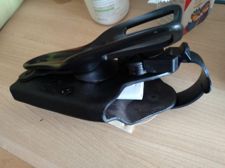 Hola, se vende funda safariland de servicio para Beretta 92, esta nueva, sin sacar de la bolsa, es antihurto.
Su 02