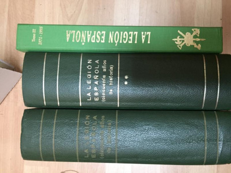 Vendo los siguientes libros: 

Historia de la legión los tres volúmenes primera edición 120 euros, perteneció 00