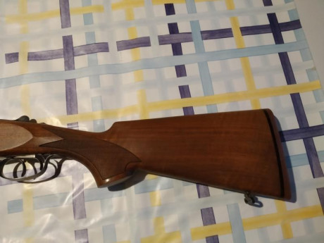 Un amigo me pide que anuncie la venta de esta arma: 

Express Superpuesto Antonio Zoli calibre 9,3 x74. 00