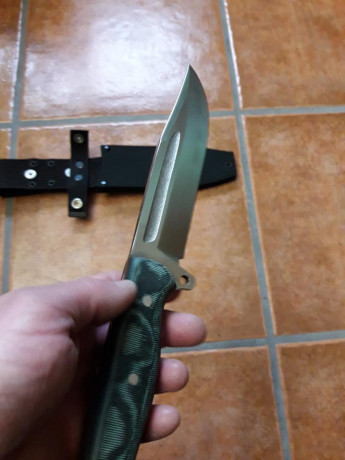 Cuchillo de monte artesanal realizado por Manuel de la Torre, acero MOVA, 16 cm de hoja enteriza, cachas 00
