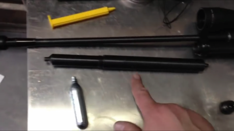 Hola  .  Alguien tiene  uno de estos  , es un depósito para pcpear creo !  ,  para una crosman 2240 , 00
