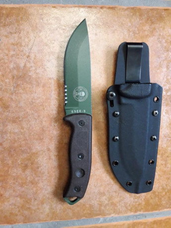 ESEE 5, modelo archiconocido, filo mixto. Nunca usado, de colección en vitrina. 160 euros envío incluido 01