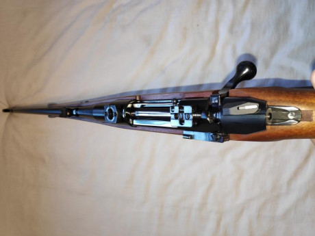Se vende Rifle VOERE modelo 2155 en calibre 8x68s con anillas y monturas Russan (son como las Apell). 01