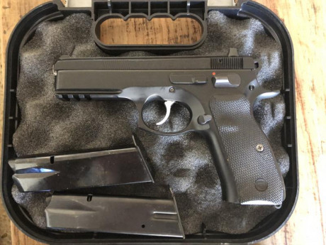 pistola 9mm CZ SP01 , con martillo y fiador Match . Poco uso . Se completa con dos cargadores extras (total 02