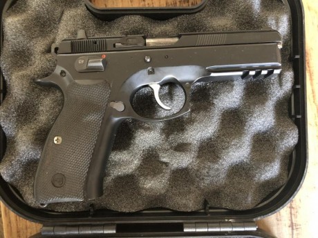 pistola 9mm CZ SP01 , con martillo y fiador Match . Poco uso . Se completa con dos cargadores extras (total 00