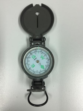 Se vende brújula Ejército en perfecto estado años 90. 15 euros . 652167719 wasap. 01