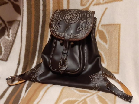 Zurron mochila de un formato más pequeño fabricado a mano y diseño exclusivo. 
75€ . 02