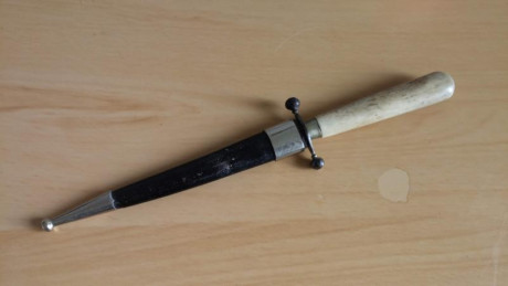 Hola a todos:
Vendo esta daga antigua con empuñadura de hueso y hoja curvada al estilo flamígero.
Precio: 00