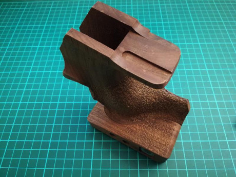 - Vendo esta empuñadura de STEYR válida para LP10, LP50, LP1, LP5, etc...
-  TALLA M ***ZURDO*** 
- Es 00