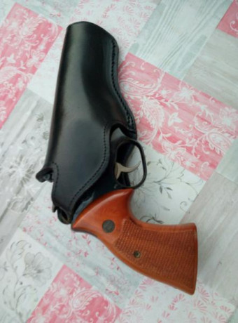 REVÖLVER de 4 pulgadas y cachas de madera.
Se vende por falta de uso.
Impecable, con muy pocos disparos 10
