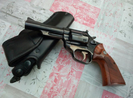 REVÖLVER de 4 pulgadas y cachas de madera.
Se vende por falta de uso.
Impecable, con muy pocos disparos 01