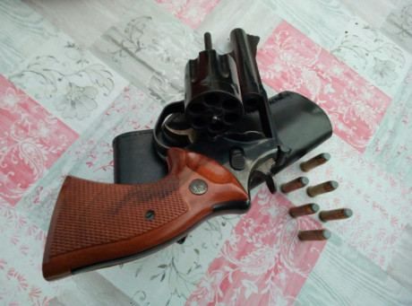 REVÖLVER de 4 pulgadas y cachas de madera.
Se vende por falta de uso.
Impecable, con muy pocos disparos 00