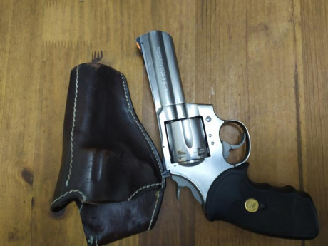 Vendo revolver king cobra de 4 pulgadas.
Con dos cargadores rapidos, una cacha de combate y otra de madera. 00
