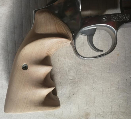 Pues eso busco cachas para revolver S & W redondas K L (round butt) madera, me gustan tipo combat 82