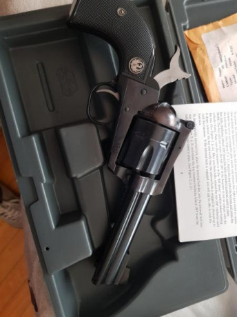 Si a alguien le interesa cambio Ruger de dos tambores, tres calibres en perfecto estado por algo en 243, 00