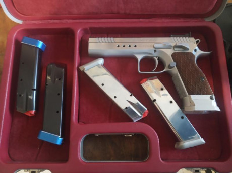 SE VENDE CON 4 CARGADORES, DOS DE ELLOS CON TACONES EGD QUE AMPLIAN EL CARGADOR EN 19 Y 20 CARTUCHOS RESPECTIVAMENTE.
EL 02