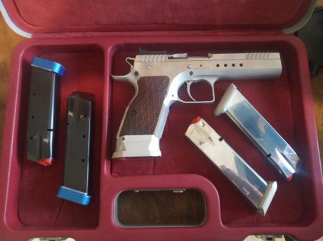 SE VENDE CON 4 CARGADORES, DOS DE ELLOS CON TACONES EGD QUE AMPLIAN EL CARGADOR EN 19 Y 20 CARTUCHOS RESPECTIVAMENTE.
EL 01