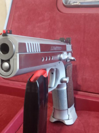 SE VENDE CON 4 CARGADORES, DOS DE ELLOS CON TACONES EGD QUE AMPLIAN EL CARGADOR EN 19 Y 20 CARTUCHOS RESPECTIVAMENTE.
EL 00