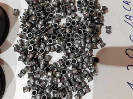 Hola.
Vendo cajas de plastico ( no de carton) de balines diabolo de la marca ARLAZ. En calibre 4,5.  Ver 12