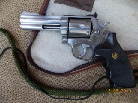 Revolver en perfecto estado, con útil de limpieza y funda de transporte, guiado con la licencia F, se 02