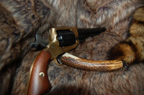 Muy buenas a todos!
Pongo a la venta este revolver de la marca Pietta en calibre 36.

Este revolver ha 02