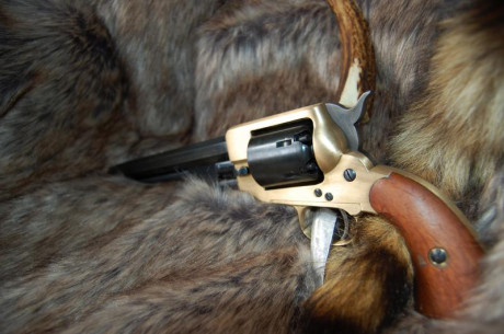 Muy buenas a todos!
Pongo a la venta este revolver de la marca Pietta en calibre 36.

Este revolver ha 00