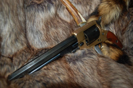 Muy buenas a todos!
Pongo a la venta este revolver de la marca Pietta en calibre 36.

Este revolver ha 11