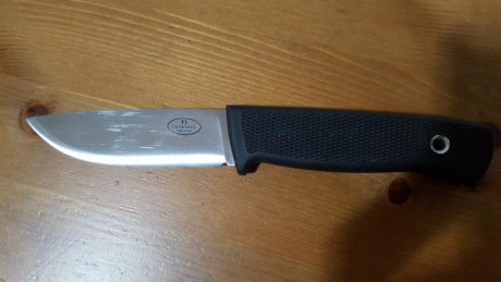 Fallkniven F1, nuevo sin uso, pero tiene algunos arañazos de guardarlo en una funda de plástico. He aumentado 12