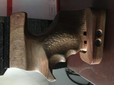 Vendo empuñadura para zurdos , quitada de una pistola walther gsp.
Precio 100 € mas portes. 02